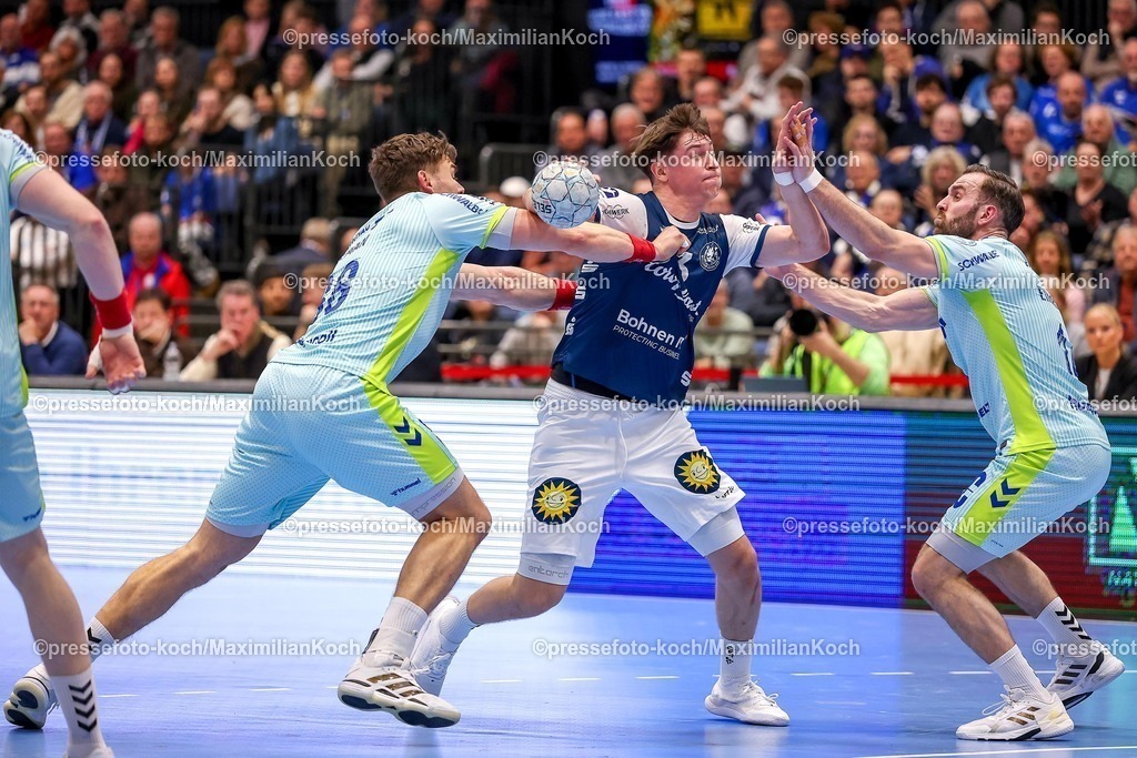 BHC02042601043 | 02.04.2026, Handball, HBL, Bergischer HC - VfL Gummersbach, Mitsubishi Electric HALLE Düsseldorf: Soeren Steinhaus (BHC #53) im Zweikampf gegen  Stepan Zeman (VfL Gummersbach #66) Teitur Örn Einarsson (VfL Gummersbach #14) 