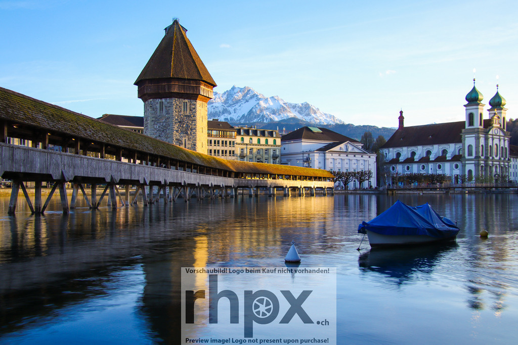 Kapellbrücke Luzern mit Pilatus und Wasserturm | Wahrzeichen. Fluss. Bergkulisse.Die weltberühmte Kapellbrücke mit ihrem Wasserturm erstrahlt im warmen Licht vor dem majestätischen Pilatus-Massiv. Eine ruhige Morgenstimmung an der Reuss, die Historie und Alpenpanorama perfekt vereint.Wähle unter "Produktauswahl" dein Wunschformat: Vom klassischen Wandbild über Puzzle &amp; Tassen bis zum digitalen Download (z.B. als Handy-Hintergrund). - Realisiert mit Pictrs.com