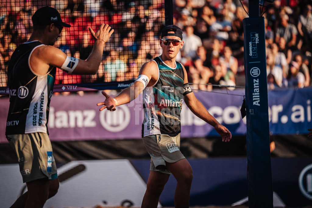 Beachvolleyball | Männer | Allianz German Beach Tour 2025 | Tourstop München | 04.07.2025 | v.l. Mathias Seiser und Laurenc Grössig klatschen ein