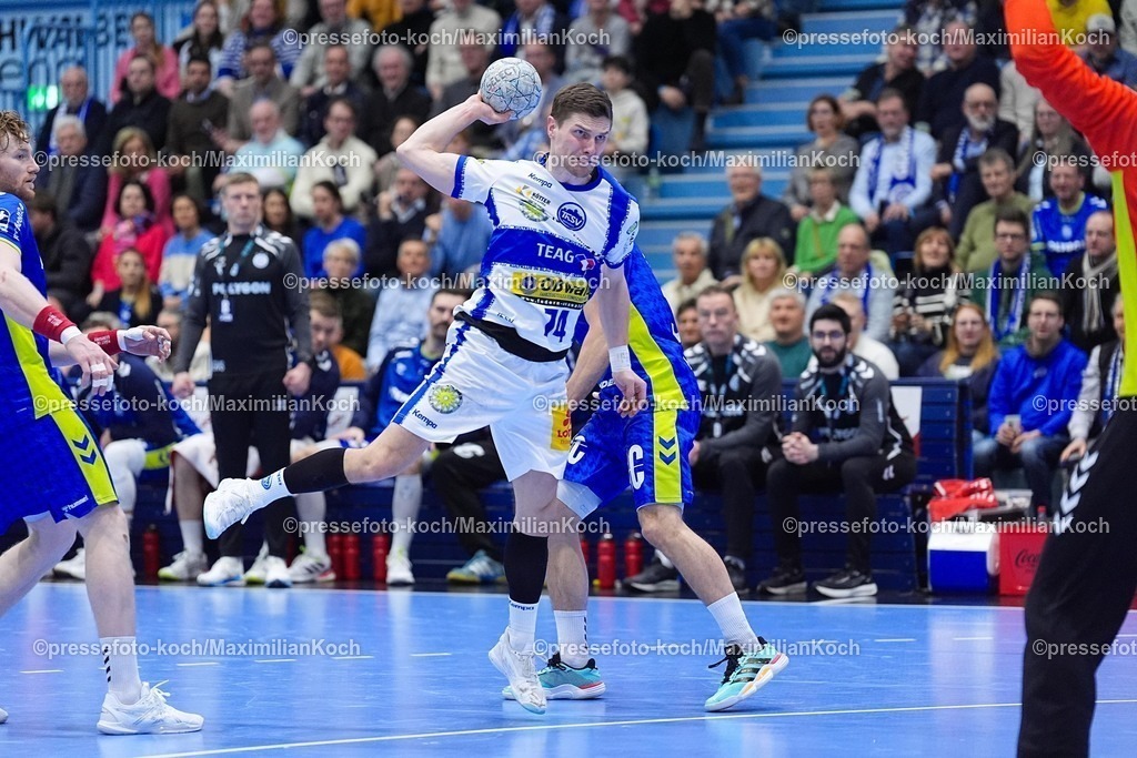 xYDRx19022601043 | 19.02.2026, xydrx, Handball, 1.HBL, VfL Gummersbach - ThSV Eisenach, Schwalbe-Arena: Vincent Buechner (ThSV Eisenach #74) im Zweikampf gegen Tom Kiesler (VfL Gummersbach #30)    Photo: xYannisxDreimannxPressefotoKochx