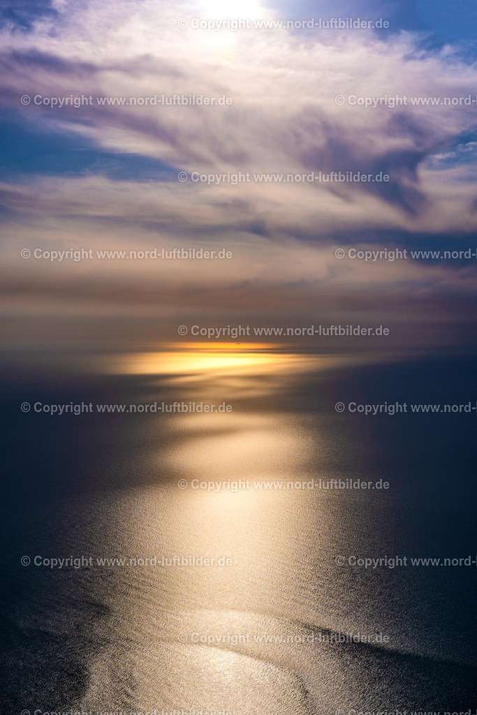 Nordsee_Im_Gegenlicht_Bei_Sylt_ELS_0831130825 | HöRNUM (SYLT) 13.08.2025 Wetterlage mit Wolkenbildung über dem Meer in Hörnum (Sylt) Insel Sylt im Bundesland Schleswig-Holstein, Deutschland. Überblick zur Insel Amrum. // Weather conditions with cloud formation over the sea in Hoernum (Sylt) on the island of Sylt in the state Schleswig-Holstein, Germany. Overview of the island of Amrum. Foto: Martin Elsen