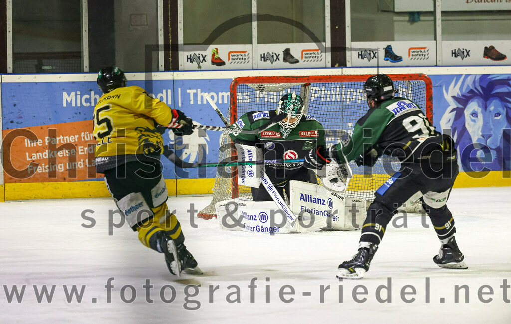 2023-02-10_117_TSV_Erding_gegen_ERSC_Amberg | Erding, Deutschland, 10.02.2023:
Eishockey, Bayernliga Meisterrunde Gruppe B 2022 / 2023, 3. Spieltag, TSV Erding gegen ERSC Amberg, Endergebnis: 6:3

Felix Köbele (ERSC Amberg, #25), Torwart Thomas Hingel (Erding Gladiators, #33), Rudolf Lorenz (Erding Gladiators, #91)

Foto: Christian Riedel / fotografie-riedel.net