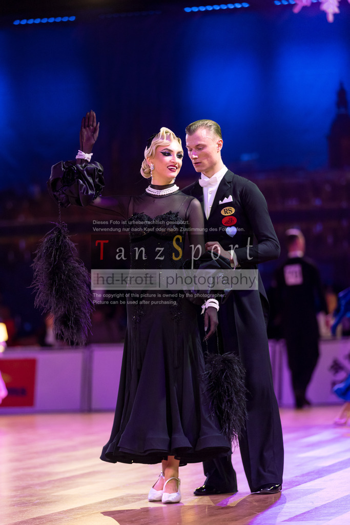 20241215_WDSF_Int_Open_Std-Riga-9236 | Tanzsportbilder, Standardtanz, Lateintanz, WDSF, DTV, LTVB, dancecomp, goc, hessen tanzt, blaues band der spree, walzer, tango, wiener walzer, slowfox, quickstepp, samba, rumba, cha-cha-cha, paso doble. jive, hd-kroft photography, turniertanzsport