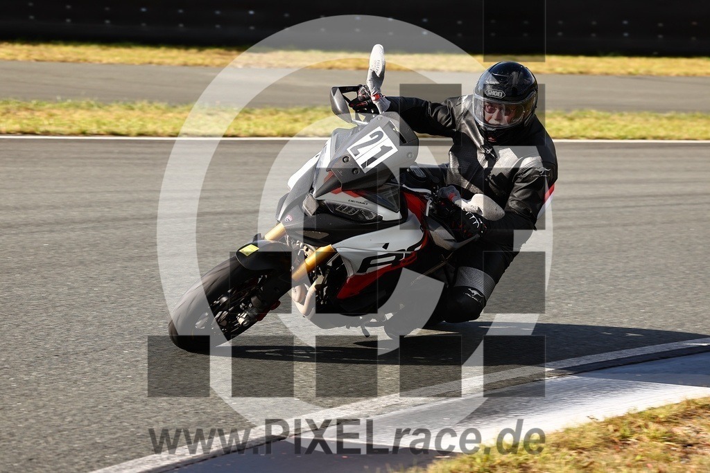0021-20250915_02062 | Schöne Erinnerungen an spannende Momente - das festzuhalten ist unser Job. PIXELrace.de ist seit 2003 auf den Rennstrecken Europas unterwegs um die Action draußen beim Fahren und die wunderbare Stimmung imm Fahrerlager für euch einzufangen.