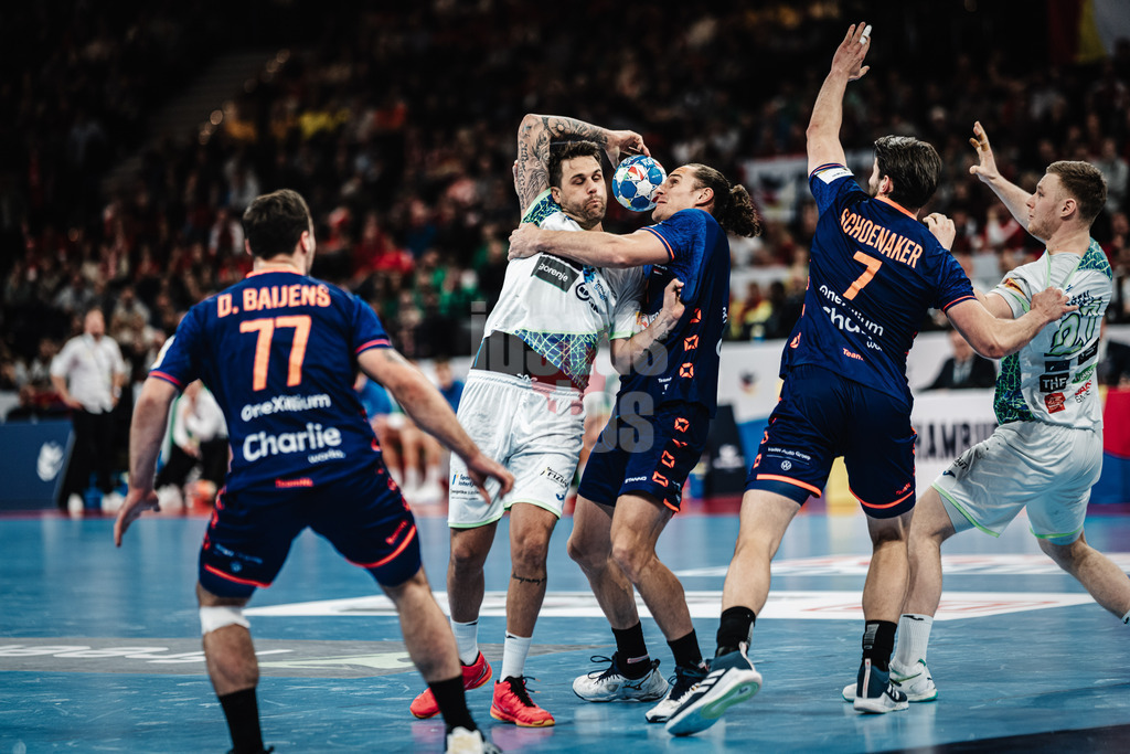 Handball | Herren | EHF EURO 2024 | European Championshop Men 2024 Final Tournament | Slowenien vs. Niederlande | 21.01.2024 | Dean Bombac (#44, Slowenien, SLO) rutscht der Ball aus der Hand gegen Iso Sluijters (#11, Holland, NED)