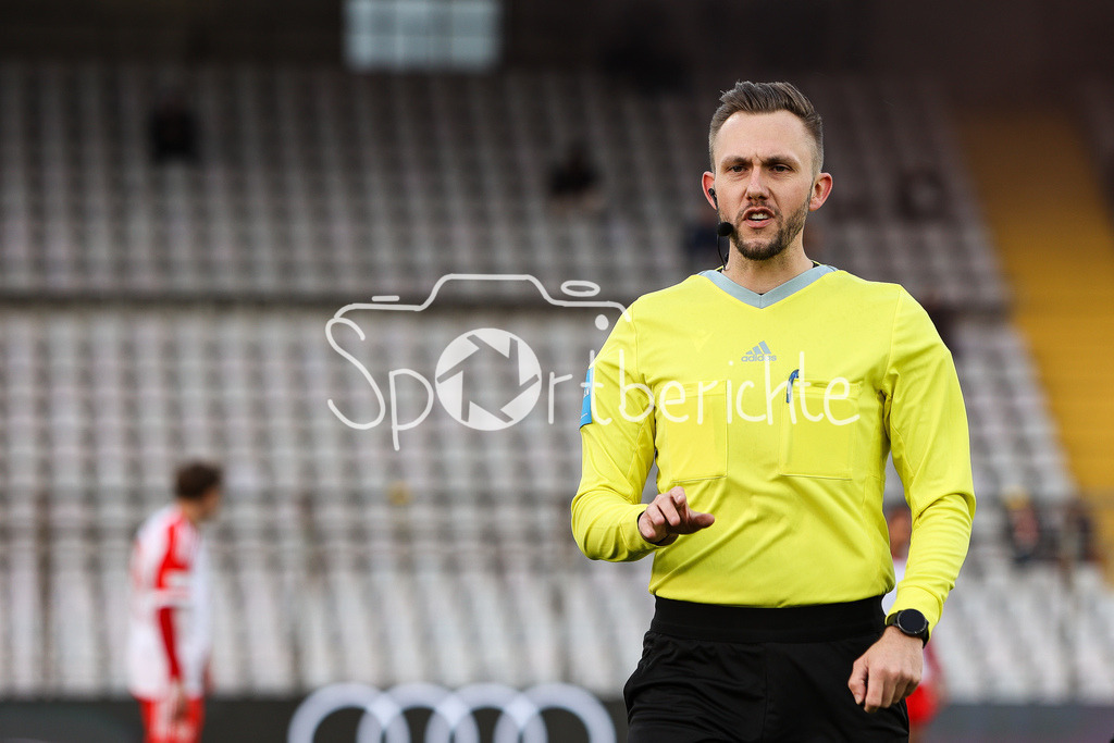 FC Bayern Amateure - TSV Buchbach | Schiedsrichter Patrick KRETTEK in Aktion / Freisteller / Einzelfoto