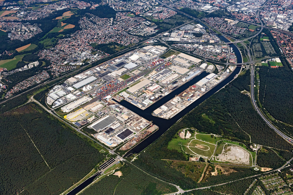 dr__0049076.jpg | NüRNBERG 19.07.2024 Kaianlagen und Schiffs- Anlegestellen am Hafenbecken des Binnenhafen " Bayernhafen" - Güterverkehr-Hafen Nürnberg in Nürnberg im Bundesland Bayern, Deutschland. Weiterführende Informationen bei: Baustoff Union GmbH,  CEMEX Deutschland AG,  DPD Deutschland GmbH,  Emons Spedition GmbH,  Hafen Nürnberg-Roth GmbH,  Rhenus SE & Co. KG,  Schenker Deutschland AG. // Quays and ship moorings at the harbor basin of the inland port "Bayernhafen" - freight port of Nuremberg in Nuremberg in the federal state of Bavaria, Germany. Further information at: Baustoff Union GmbH,  CEMEX Deutschland AG,  DPD Deutschland GmbH,  Emons Spedition GmbH,  Hafen Nuernberg-Roth GmbH,  Rhenus SE & Co. KG,  Schenker Deutschland AG. Foto: Daniel Reiter