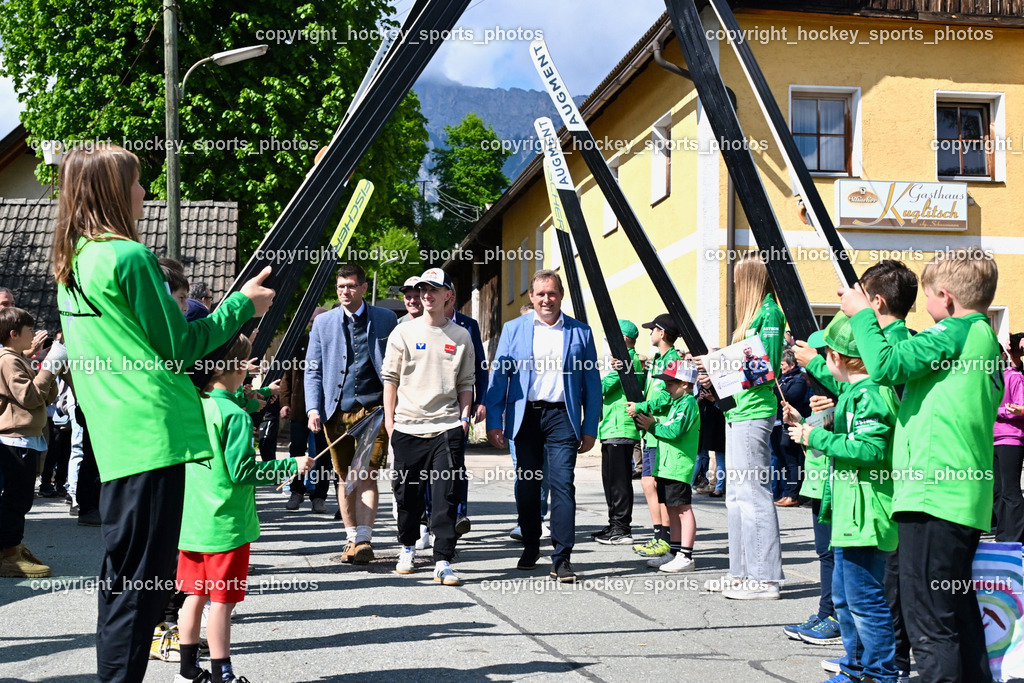 Empfang Daniel Tschofenig | Kärntner Landeshauptmann Stellvertreter Martin Gruber, Daniel Tschofenig, ürgermeister Hohenthurn Michael Schnabl, Kinder Empfangen Daniel Tschofenig, Empfang Daniel Tschofenig, Empfang Daniel Tschofenig am 10.05.2025 in Hohenthurn (Mehrzweckhaus Hohenthuurn), Austria, (Photo by Bernd Stefan)