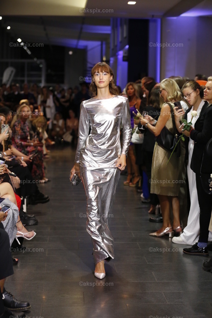 Deutschland: Fashionshow Silvermagic der brasilianischen Designerin Aline CELI während der Fashion Week Berlin | 08.09.2022, Berlin, Deutschland, Models laufen bei der Modenschau Silvermagic der brasilianischen Designerin Aline CELI während der Fashion Week Berlin im Autohaus König am 8. September 2022 in Berlin, Deutschland, über den Laufsteg.