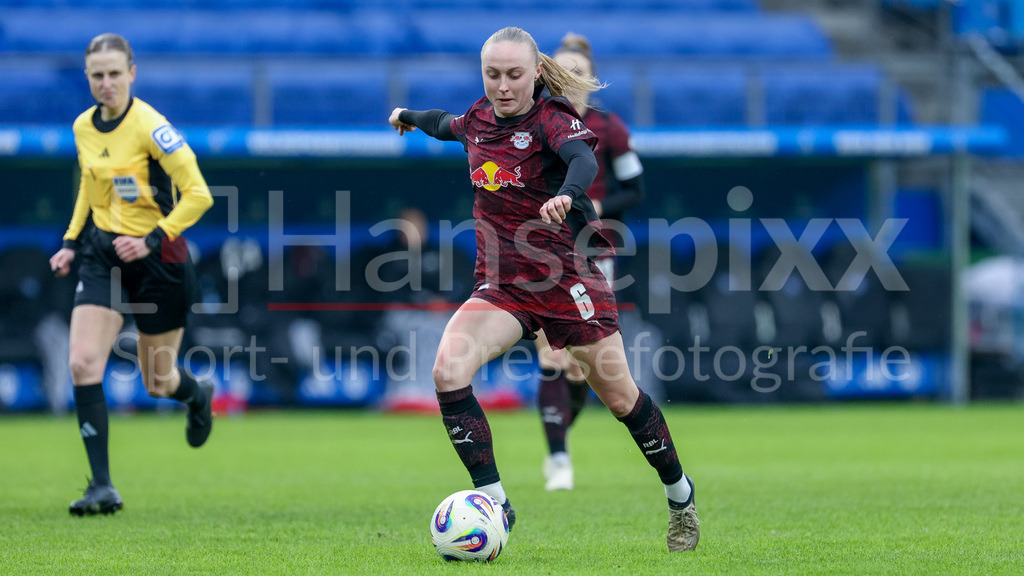 Fussball, Google Pixel Frauen-Bundesliga, Hamburger SV - RB Leipzig | Lou-Ann Joly (RB Leipzig, 6) am Ball, Einzelbild, Ganzkörper, Aktion, Action, Spielszene, DIE DFB-RICHTLINIEN UNTERSAGEN JEGLICHE NUTZUNG VON FOTOS ALS SEQUENZBILDER UND/ODER VIDEOÄHNLICHE FOTOSTRECKEN. DFB REGULATIONS PROHIBIT ANY USE OF PHOTOGRAPHS AS IMAGE SEQUENCES AND/OR QUASI-VIDEO.