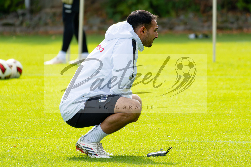 20260909_TRAOSN_0679 | Fußball, Herren: Spielanalyst Ferhat Findik (VfL Osnabrück) schaut beim Training des VfL Osnabrück am 09.09.2026 im Sportpark Illoshöhe in Osnabrück, Deutschland.(Foto von Nico Paetzel) - Realisiert mit Pictrs.com