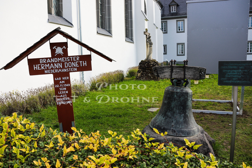 Kamp Bornhofen-4419 | Der Garten neben deer Wallfahrtskirche n Kamp Bprnhofen. - Realisiert mit Pictrs.com