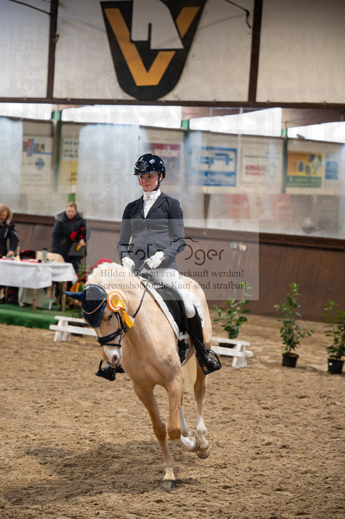 Hallenreittunier Voxtrup 2023 | Entdecke hochwertige Reitturnierfotos von Foto Oger. Professionell, emotional und authentisch – jetzt Lieblingsmomente im Shop bestellen.Deutschlandweite Turnierfotografie. - Realisiert mit Pictrs.com