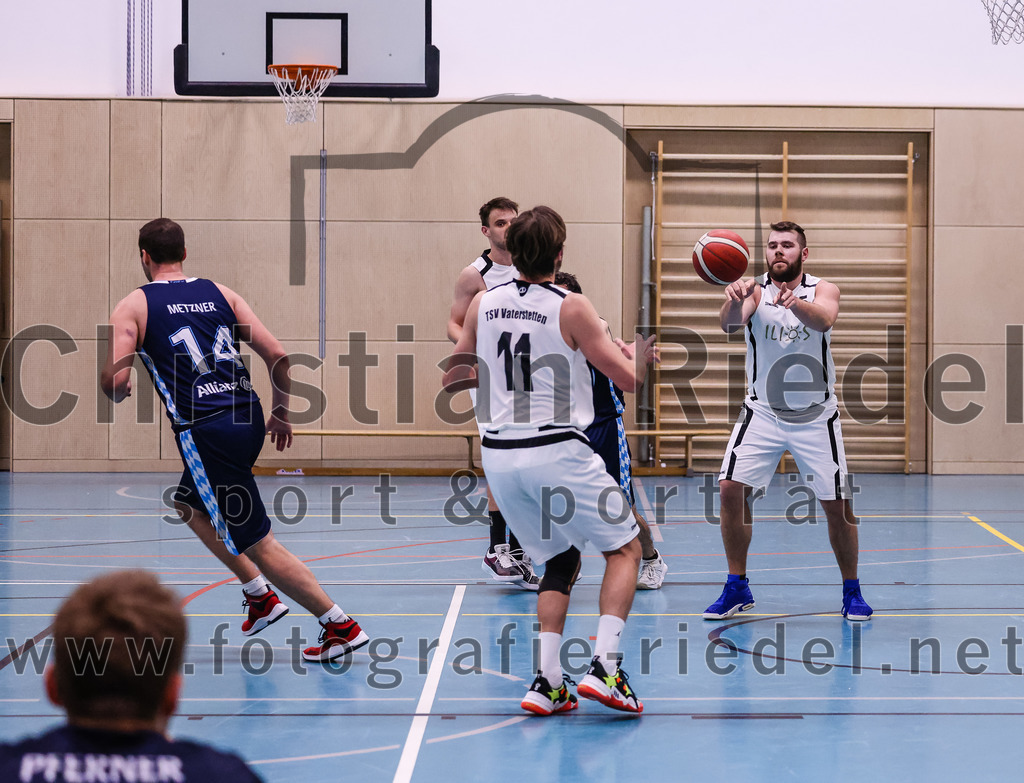 2022-04-03_053_TSV_Vaterstetten_gegen_SV_Weissblau-Allianz_Muenchen | Vaterstetten, Deutschland, 03.04.2022:
Basketball, Bezirksoberliga Herren 2021 / 2022, 14. Spieltag, TSV Vaterstetten gegen SV Weißblau-Allianz München, Endergebnis: 86:54

Christian Metzner (SV Weißblau-Allianz München, #14), Finn Liebig (TSV Vaterstetten, #11), Mathias Furtmair (TSV Vaterstetten, #15)

Foto: Christian Riedel / fotografie-riedel.net