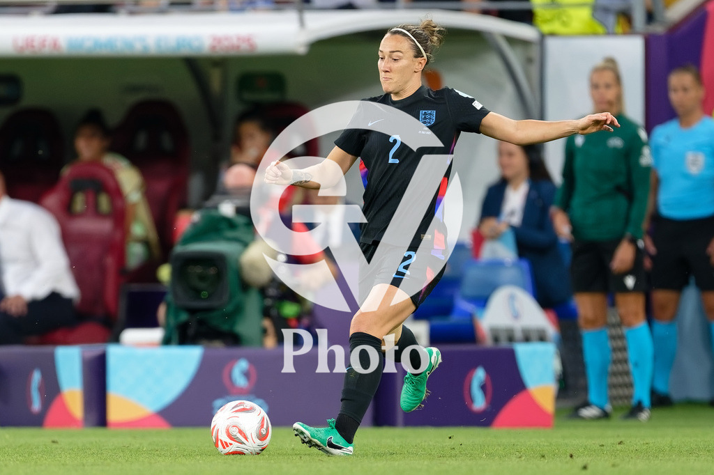 England v Italy - UEFA Women's EURO 2025 Semi-Final | GENEVA, SWITZERLAND - JULY 22:  Lucy Bronze of England passes the ball  during the UEFA Women's EURO 2025 Semi-Final match between England and Italy at Stade de Geneve on July 22, 2025 in Geneva, Switzerland. (Photo by Giuseppe Velletri/Sports Press Photo/Getty Images)