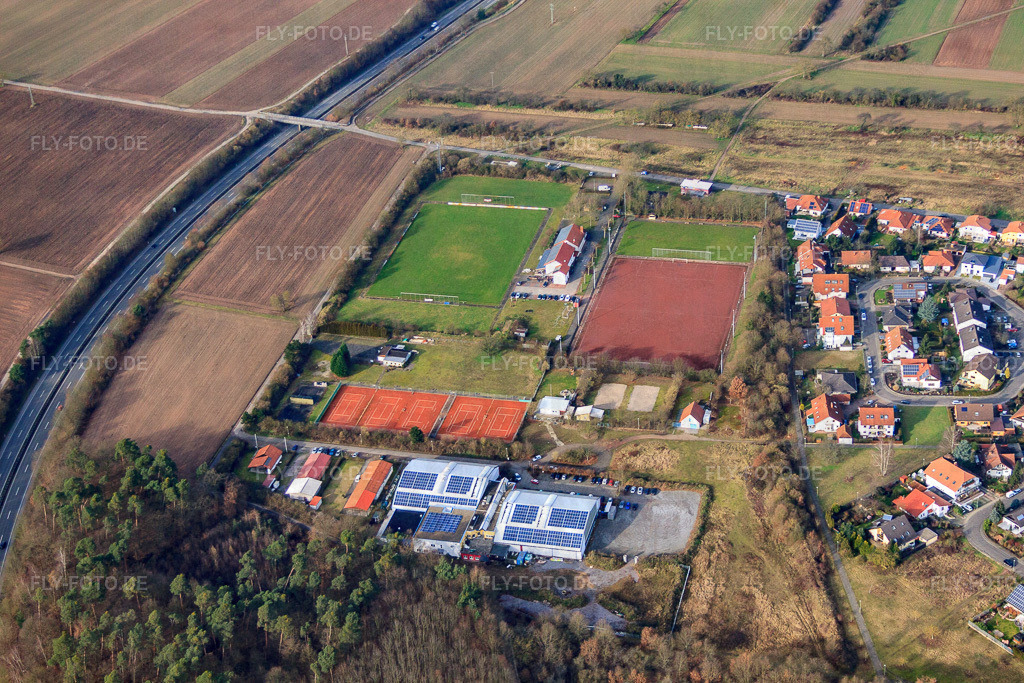 Sportanlagen des Tennisclub Lingenfeld und des  TSV 03 Lingenfeld e.V. https://www.tc-lingenfeld.de/ https://www.tsv-lingenfeld.de/ | Luftbild: Sportanlagen des Tennisclub Lingenfeld und des  TSV 03 Lingenfeld e.V. https://www.tc-lingenfeld.de/ https://www.tsv-lingenfeld.de/ in Lingenfeld im Bundesland Rheinland-Pfalz in Deutschland. Foto: IMG_61715.jpg vom 18.01.2014 durch Werner Riehm/FLY-FOTO.de - Realisiert mit Pictrs.com