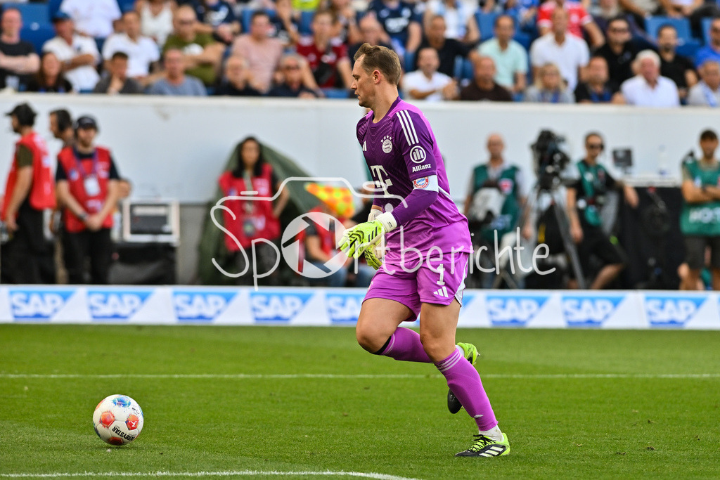 TSG 1899 Hoffenheim - FC Bayern München | Im Bild Manuel NEUER (FC Bayern Muenchen 1) der einem Ball nacheilt / Einzelfoto / Freisteller / Bundesliga: TSG 1899 Hoffenheim - FC Bayern München; PreZero-Arena am 20.09.2025 / DFL REGULATIONS PROHIBIT ANY USE OF PHOTOGRAPHS AS IMAGE SEQUENCES AND/OR QUASI-VIDEO