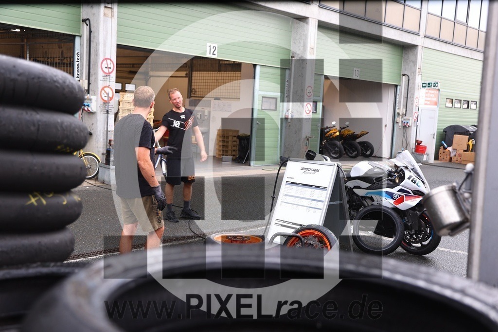 social-20250830_08208 | Schöne Erinnerungen an spannende Momente - das festzuhalten ist unser Job. PIXELrace.de ist seit 2003 auf den Rennstrecken Europas unterwegs um die Action draußen beim Fahren und die wunderbare Stimmung imm Fahrerlager für euch einzufangen.