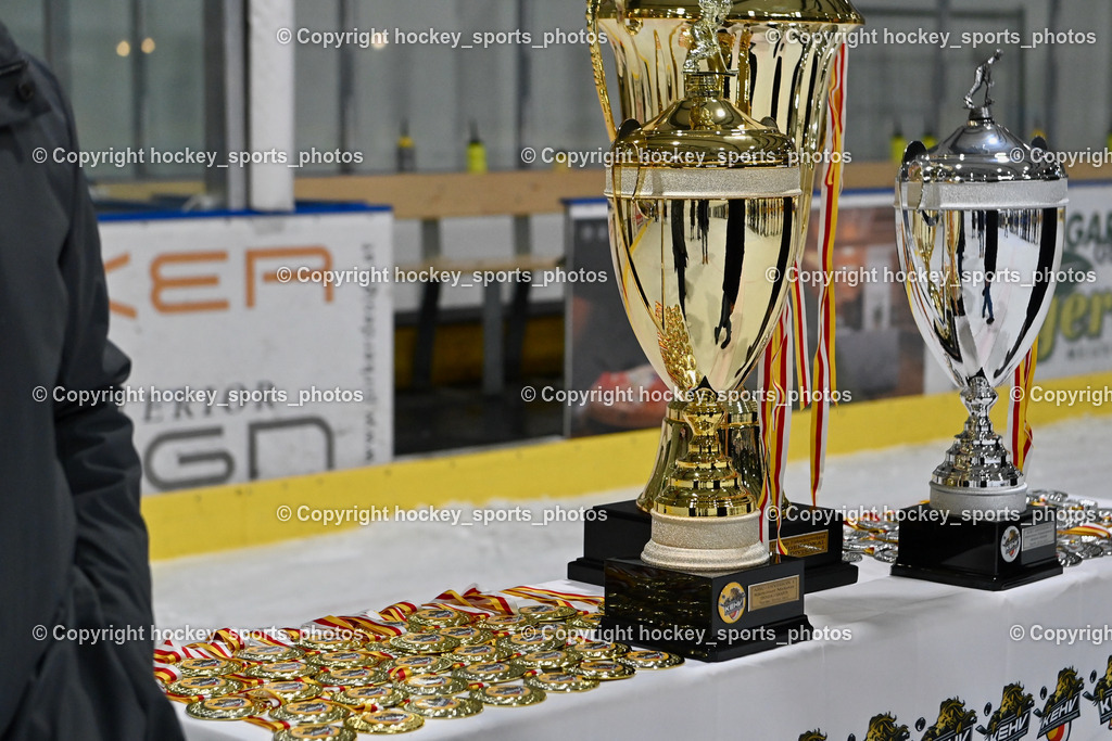 ESC SOCCERZONE STEINDORF vs. 1. EHC Althofen | Pokal, Medaillen, ESC SOCCERZONE STEINDORF vs. 1. EHC Althofen, Siegerehrung ESC SOCCERZONE STEINDORF & 1. EHC Althofen am 08.03.2025 in Steindorf (Ossiachersee Halle), Austria, (Photo by Bernd Stefan)