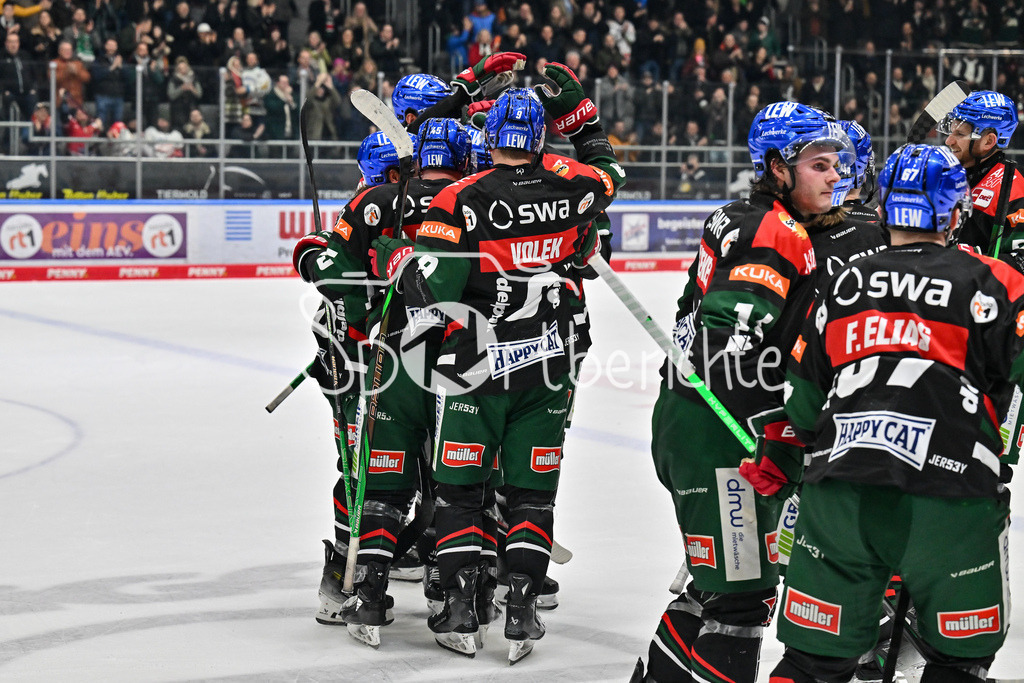 Augsburger Panther - Nürnberg Ice Tigers | Freude bei den Augsburger Panther nach dem Heimsieg gegen Nuernberg / DEL: Augsburger Panther - Nuernberg Ice Tigers, Curt Frenzel Stadion am 03.01.2025
