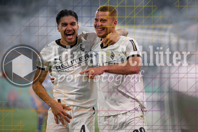 Borussia Mönchengladbach vs Karlsruher SC - DFB-Pokal 2. Runde | Mönchengladbach, Deutschland, 28.10.25:   Nico Elvedi (Borussia Mönchengladbach) Torjubel, jubelt mit Kevin Diks (Borussia Mönchengladbach) nach dem Treffer zum 2:0 waehrend des Spiels der DFB-Pokal 2. Runde zwischen Borussia Mönchengladbach vs Karlsruher SC im Stadion im Borussia Park(Foto von Brauer-Fotoagentur / Adrian Schlueter)