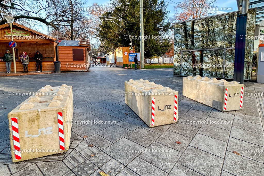 Linz_ Weihnachtsmarkt_ Terrorschutz_ 18.11.2025-10 | 18.11.2025, LINZ, AUT, Weihnachtsmarkt, im Bild Themenbild, Betonbarrieren, Betonblock, Terrorschutz, Volksgarten, Stadt, L_nz, Sicherheit, Fußgaengerzone, Weihnachtsmarkt, Huetten, Winter, Bauume ohne Laub, Absperrung, Verkehrsschutz, oeffentlicher Platz, Menschen, urban, Feature, Symbolbild