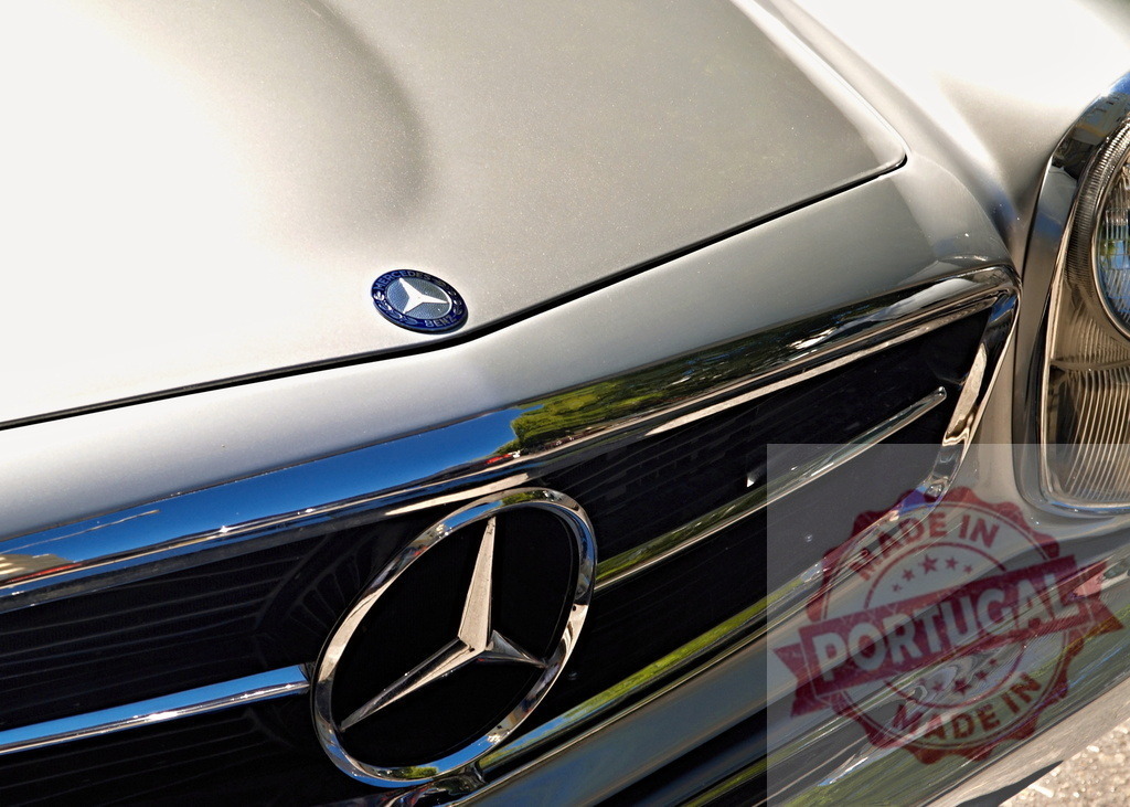 Close-up of Mercedes-Benz hood ornament and grill | Mercedes-Benz hood ornament and grill shining in the sun - Realisiert mit Pictrs.com