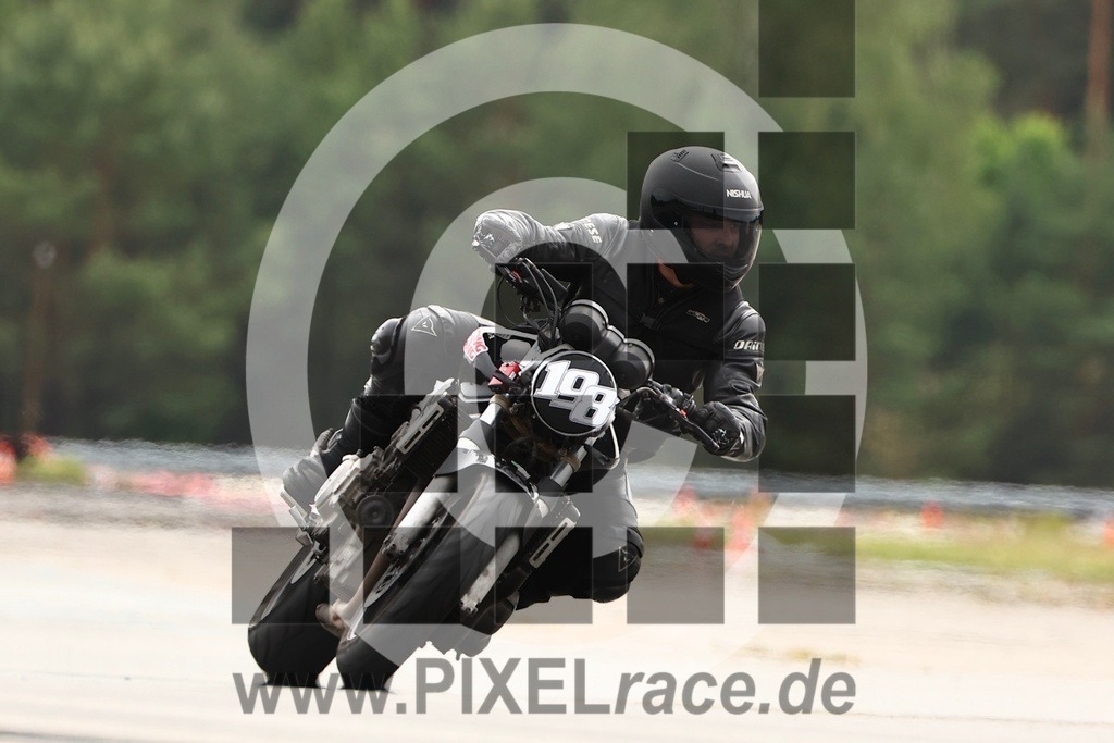 0198-20250705_11720 | Schöne Erinnerungen an spannende Momente - das festzuhalten ist unser Job. PIXELrace.de ist seit 2003 auf den Rennstrecken Europas unterwegs um die Action draußen beim Fahren und die wunderbare Stimmung imm Fahrerlager für euch einzufangen.