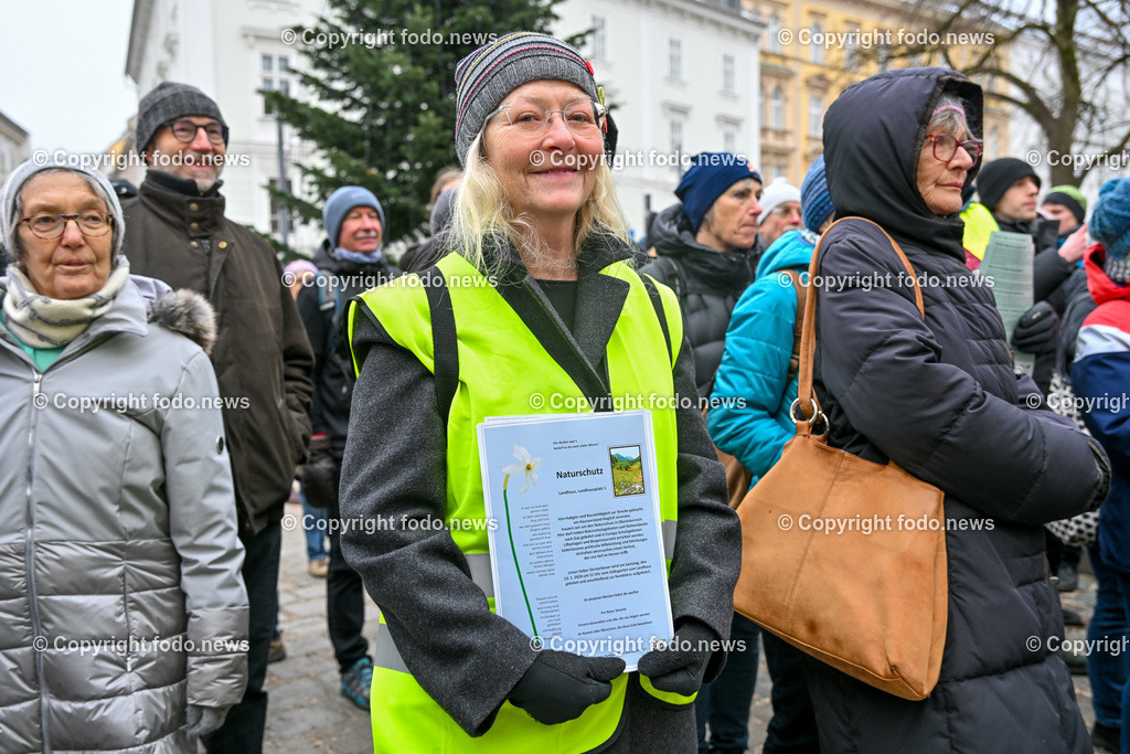 Trauermarsch Erdgasbohrung Molln_ Linz_ 13.01.2024-7 | 13.01.2024, Linz, AUT, Landhaus, Promenade, im Bild Trauermarsch Erdgasbohrung Molln, Kundgebung Pro Naturschutz, Steyrtal, Teilnehmer, Rede