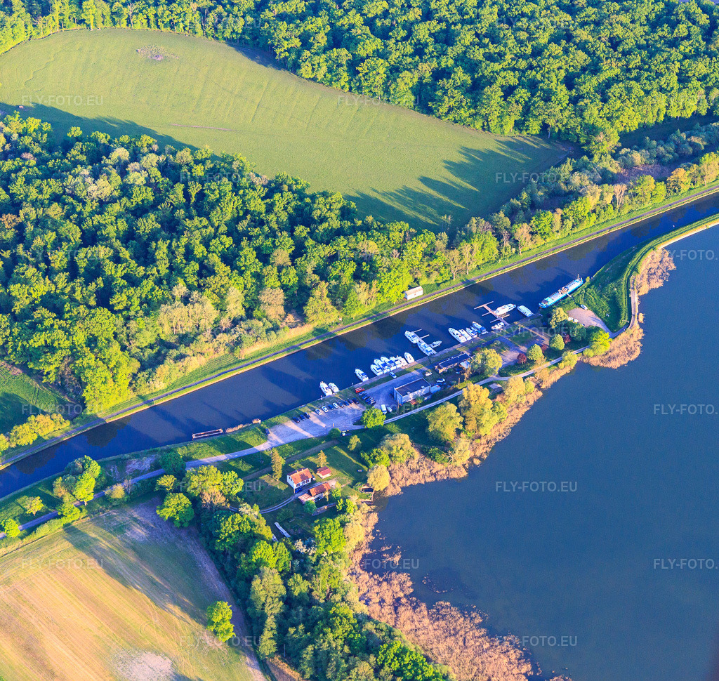 Vue aérienne: Port de plaisance du Port du Houillon sur le Canal des Houllères de la Sarre à Gondrexange dans le département Moselle, France. Photo: IMG_146161.jpg prise le 01/05/2025 par Werner Riehm/FLY-FOTO.eu – Résolution de l'original: 3732 x 3536 px