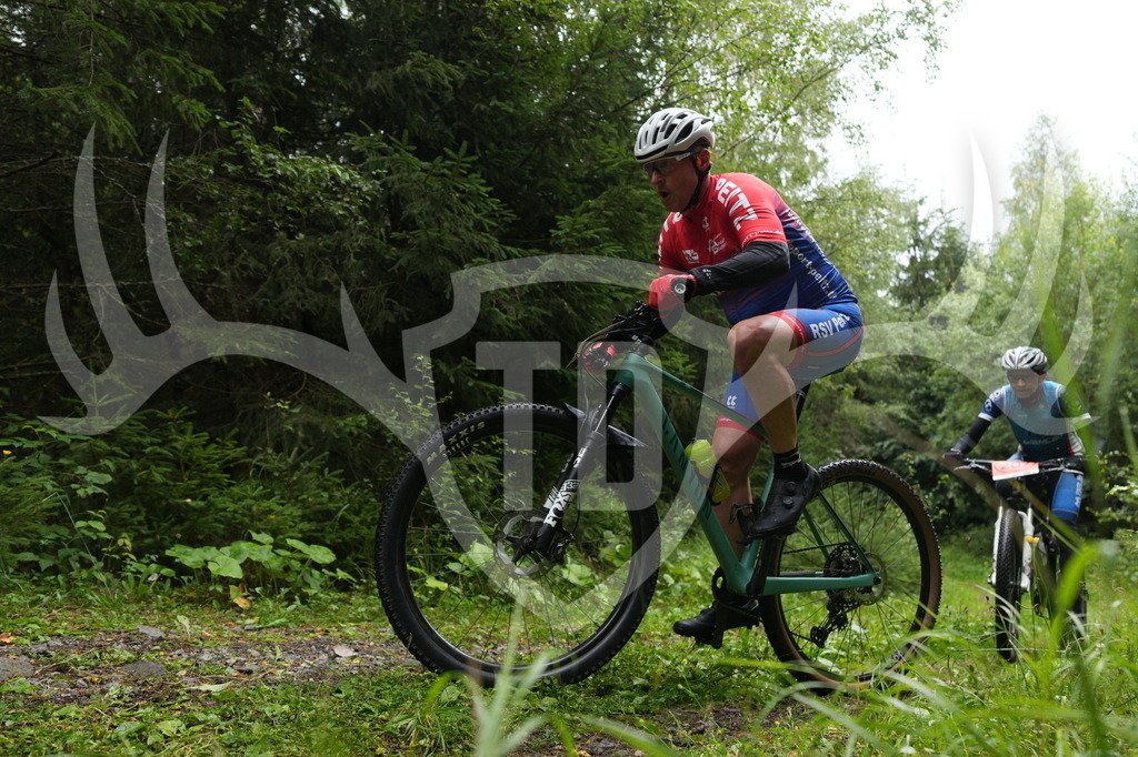 A6703394 | Fotogalerie der Treibjagd im Dunkelwald - Dein MTB Etappenrennen im Erzgebirge - Realisiert mit Pictrs.com
