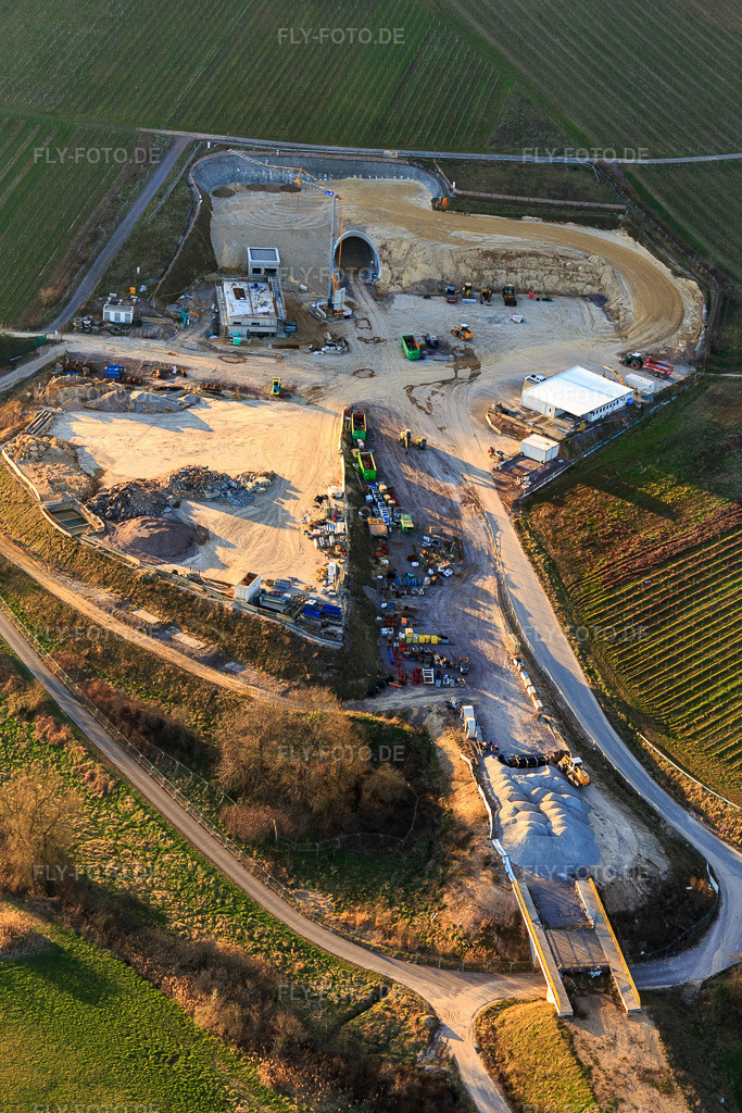 Luftbild: Baustelle des Tunnelportals Ost für den Astrid-Tunnel zur Unterquerung und Ortsumgehung von Bad Bergzabern zwischen B38 (Weinstraße) und B427 (Kurtalstraße) in Dörrenbach im Bundesland Rheinland-Pfalz in Deutschland.Foto: IMG_145624.jpg vom 19.03.2025 durch Werner Riehm/FLY-FOTO.deBemo: - BEMO Tunnelling GmbHLandesbetrieb Mobilität Rheinland-PfalzStadt Bad BergzabernHerrenknecht AG - Pioneering Underground Together