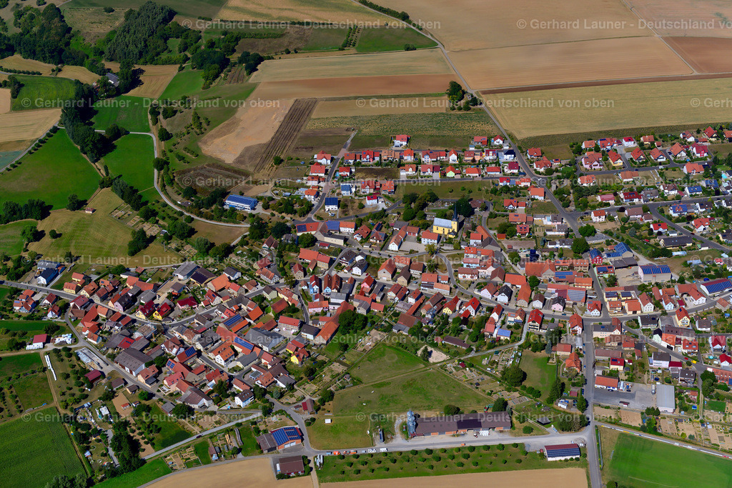 3650232 | RIEDEN 31.08.2016 Stadtgebiet mit Außenbezirken und Innenstadtbereich am Rand von landwirtschaftlichen Feldern und Ackerflächen in Rieden im Bundesland Bayern, Deutschland // Urban area with outskirts and inner city area on the edge of agricultural fields and arable land in Rieden in the state Bavaria, Germany Foto: Gerhard Launer