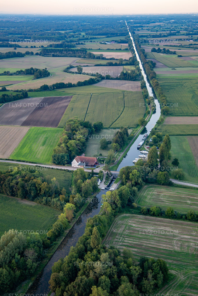 Aerial view: Écluse n°76 de Boofzheim, lock on the Canal du Rhône au Rhin in Boofzheim in the state Bas-Rhin, France. – Photo: IMG_137925.jpg taken on 08/18/2023 by Werner Riehm/FLY-FOTO.com – Resolution of the original: 3648 x 5472 px