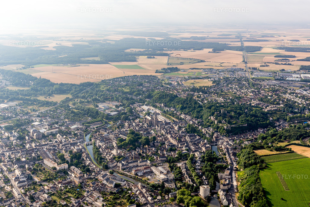 Luftbild: Stadtansicht am Ufer des Flußverlaufes des Loir in Vendôme im Bundesland Loir-et-Cher in Frankreich. Foto: IMG_101106.jpg vom 24.06.2017 durch Werner Riehm/FLY-FOTO.de