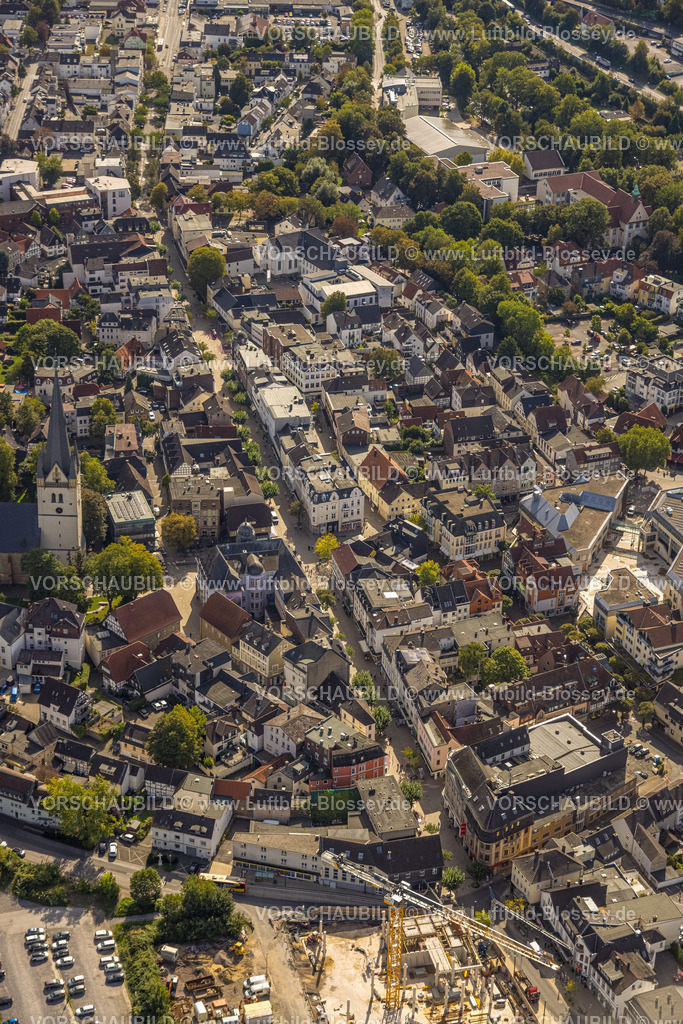 Menden230905616 | Luftbild, Stadtmitte mit  kath. Kirche St. Vincenz, Dorte-Hilleke-Bücherei Stadtbücherei und Fußgängerzone Hauptsraße, Menden, Menden, Sauerland, Nordrhein-Westfalen, Deutschland