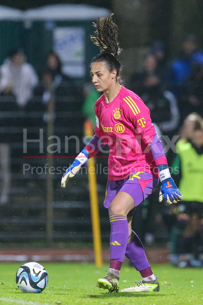 Fussball, Google Pixel Frauen-Bundesliga, SV Werder Bremen - FC Bayern München | v.li.: Maria Luisa Grohs (Mala, Torhüterin, Torwart, FC Bayern München, 22) am Ball, Freisteller, Einzelbild, Ganzkörper, Aktion, Action, Spielszene, DIE DFB-RICHTLINIEN UNTERSAGEN JEGLICHE NUTZUNG VON FOTOS ALS SEQUENZBILDER UND/ODER VIDEOÄHNLICHE FOTOSTRECKEN. DFB REGULATIONS PROHIBIT ANY USE OF PHOTOGRAPHS AS IMAGE SEQUENCES AND/OR QUASI-VIDEO.