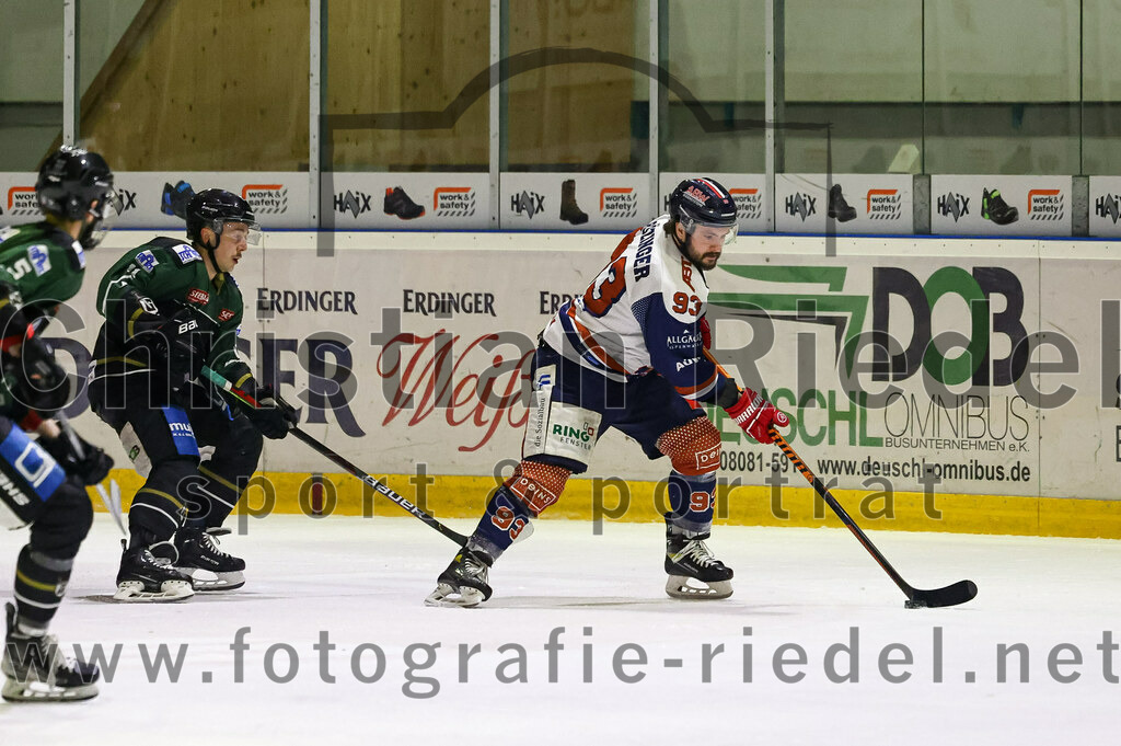 2023-03-03_082_TSV_Erding_gegen_ESC_Kempten | Erding, Deutschland, 03.03.2023:
Eishockey, Bayernliga Playoffs 2022 / 2023, Viertelfinale, TSV Erding gegen ESC Kempten, Endergebnis: 9:3

Sebastian Busch (Erding Gladiators, #11), Lars Grözinger (ESC Kempten, #93)

Foto: Christian Riedel / fotografie-riedel.net