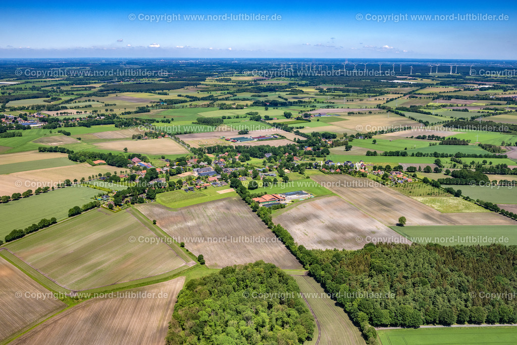 Brest_ELS_6884030622 | BREST 03.06.2022 Ortsansicht der Straßen und Häuser der Wohngebiete in Brest im Bundesland Niedersachsen, Deutschland. // Town View of the streets and houses of the residential areas in Brest in the state Lower Saxony, Germany. Foto: Martin Elsen