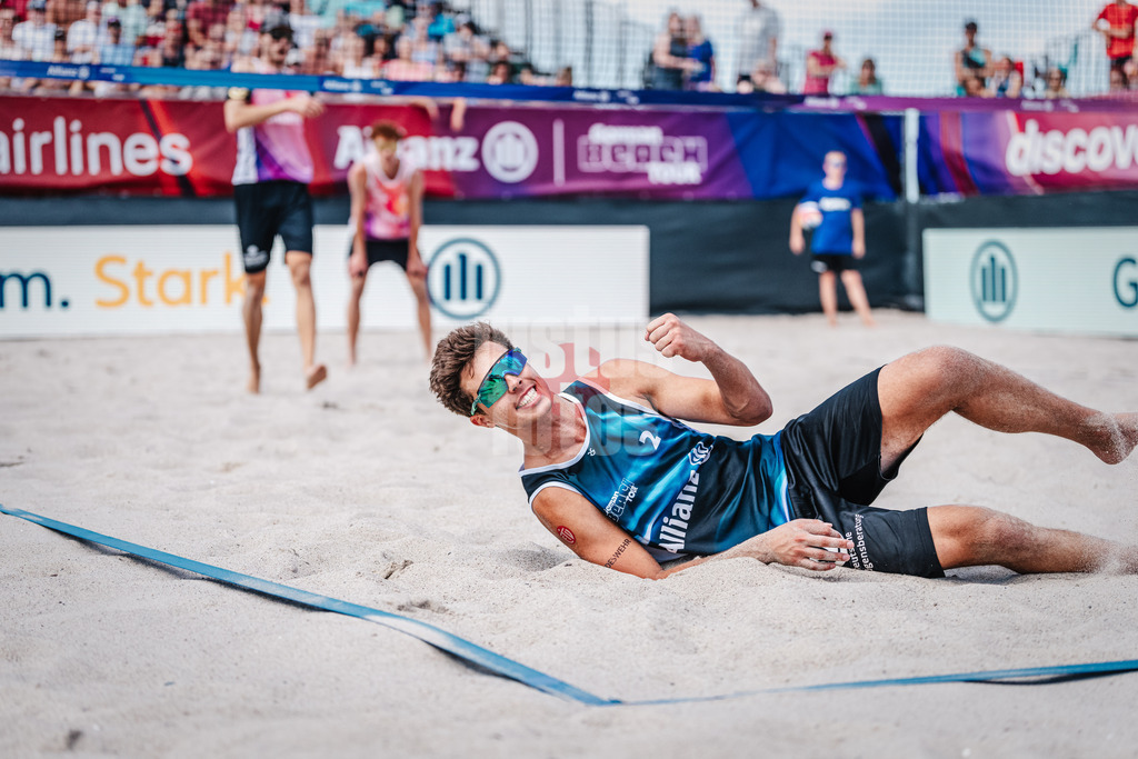 Beachvolleyball | Männer  | Allianz German Beach Tour 2024 | Tourstop Kühlungsborn | 10.08.2024 | Lui Wüst jubelt im Liegen