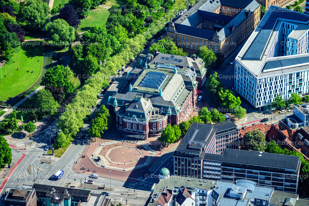 Hamburg_Laizhalle_ELS_6233090525 | HAMBURG 09.05.2025 Gebäude der Veranstaltungshalle Laeiszhalle am Johannes-Brahms-Platz - Dammtorwall in Hamburg, Deutschland. // Building of the indoor arena Laeiszhalle on Johannes-Brahms-Platz - Dammtorwall in Hamburg, Germany. Foto: Martin Elsen