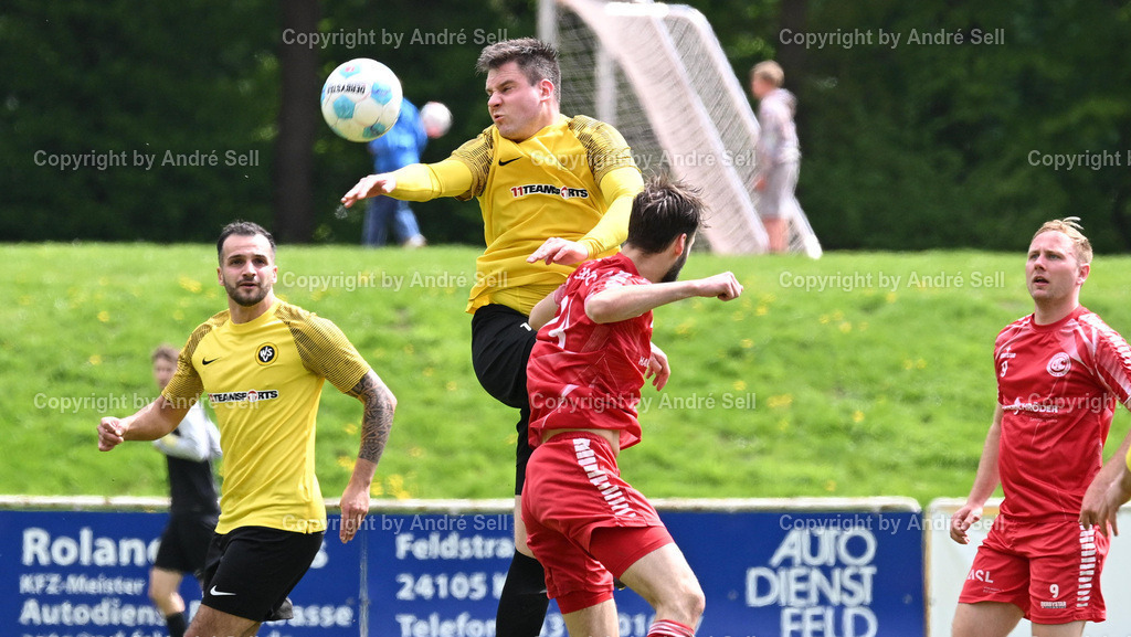 Wiker SV vs Gettorfer SC | Marco Franciosi (Wiker SV #30) &amp; Tom Behrens (Wiker SV #12) / Sebastian Siek (Gettorf #29) &amp; Malte Jessen (Gettorf #9) / Fußball-Verbandsliga Ost Männer 2024/2025 / Wiker SV vs Gettorfer SC / Timmerberg 37-39 / Kiel-Wik / 04.05.25 - Realisiert mit Pictrs.com