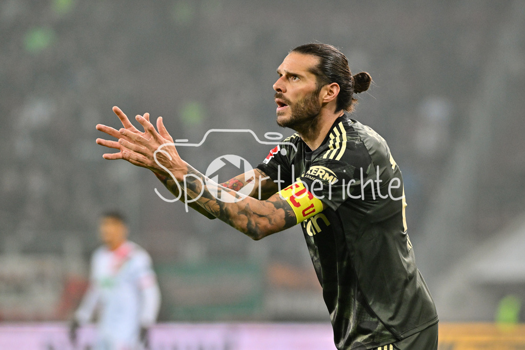 FC Augsburg - 1. FC Union Berlin | AUGSBURG, GERMANY - 15. JANUARY: im Bild Christopher TRIMMEL (1. FC Union Berlin 28) / Einzelfoto / Freisteller während dem Bundesligamatch zwischen dem FC Augsburg und dem 1. FC Union Berlin am 17. Spieltag in der WWK-Arena / DFL REGULATIONS PROHIBIT ANY USE OF PHOTOGRAPHS AS IMAGE SEQUENCES AND/OR QUASI-VIDEO