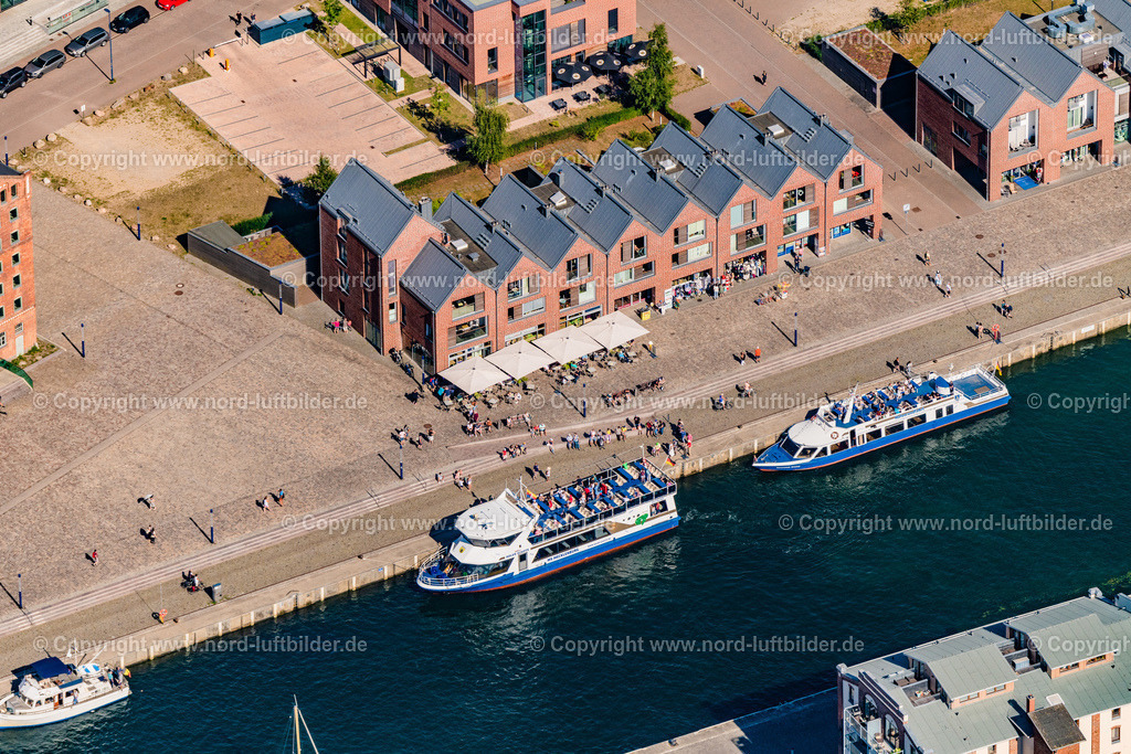 Wismar_Alter_Hafen_MS_Mecklenburg_Hansestadt_Wismar_Adler_Schiffe_ELS_6183100822 | HANSESTADT WISMAR 10.08.2022 Hafen an der Meeres- Küste der Ostseemit den Adler Fahrgastschiffen "MS Wismar" und " Hansestdt Wismar " mit Alter Hafen in Wismar im Bundesland Mecklenburg-Vorpommern, Deutschland. Weiterführende Informationen bei: Hansestadt Wismar. // Harbor on the sea coast of the Baltic Sea with the Adler passenger ships "MS Wismar" and "Hansestdt Wismar" with Alter Hafen in Wismar in the state Mecklenburg - Western Pomerania, Germany. Further information at: Hansestadt Wismar. Foto: Martin Elsen