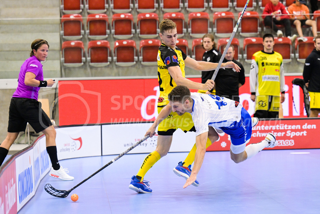 GC Unihockey vs HC Rychenberg - 27. August 2022 | GC Unihockey vs HC Rychenberg
AXA Arena, Winterthur
Schwingfest am Supercup mit Nicola Bischofberger (#2 HC Rychenberg) und Daniel Steiger (#19 GC Unihockey).
Bild: Sportfotografie Markus Aeschimann | www.markus-aeschimann.ch - Realisiert mit Pictrs.com