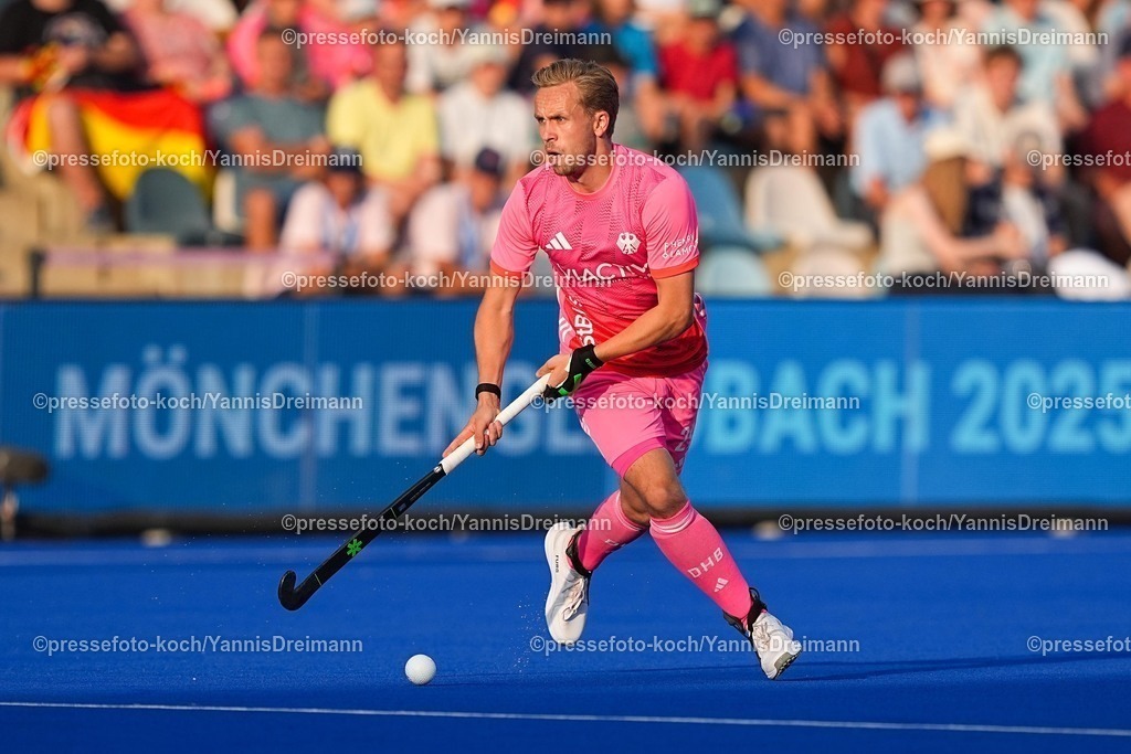 xydrx12082504037 | 12.08.2025, xydrx, Herren EuroHockey Championship 2025, Gruppenphase, Gruppe B, Deutschland - Polen, Sparkassenpark Mönchengladbach: Malte Hellwig (GER #29)