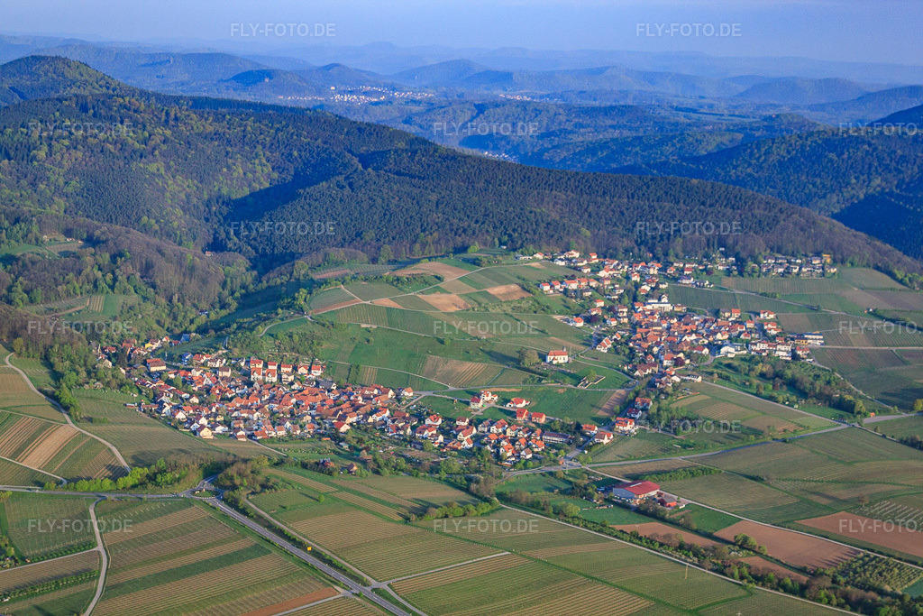 Luftbild: Winzerdorfansicht an der Weinstraße von Osten mit St. Dionysius Kapelle im Ortsteil Gleiszellen in Gleiszellen-Gleishorbach im Bundesland Rheinland-Pfalz in Deutschland. Foto: IMG_39620.jpg vom 16.04.2011 durch Werner Riehm/FLY-FOTO.deAuflösung des Originals: 4752 x 3168 px