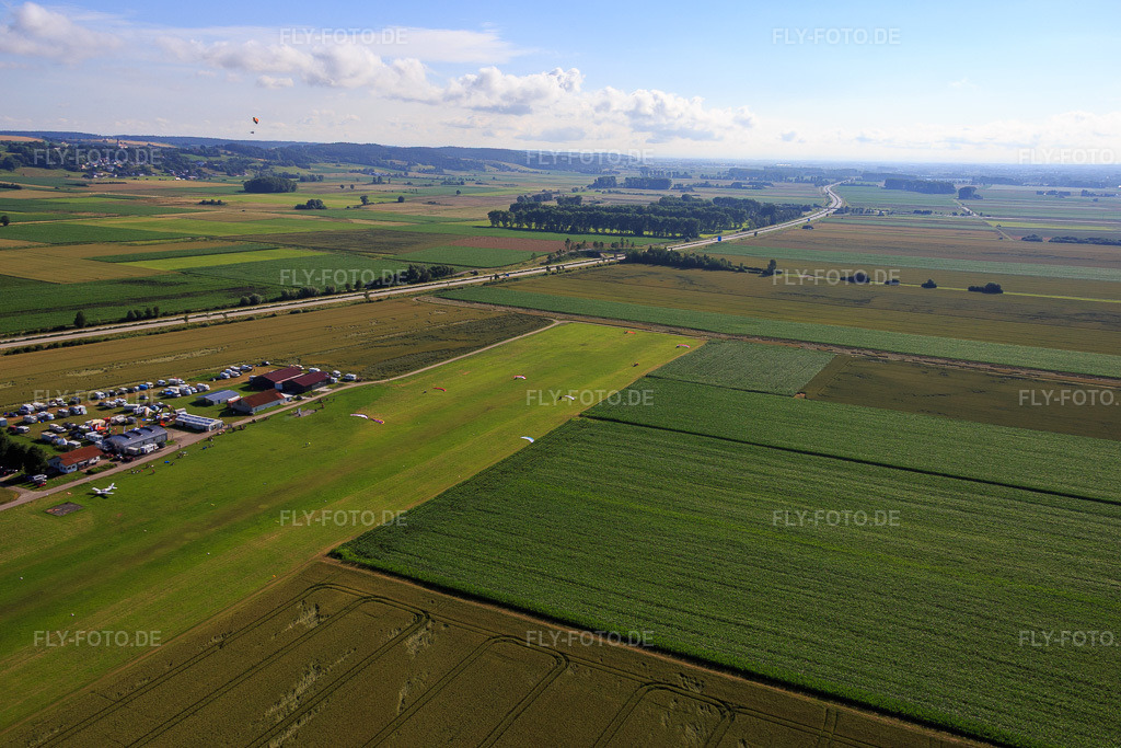 Luftbild: Flugplatz Dingolfing im Ortsteil Höll in Dingolfing im Bundesland Bayern in Deutschland. – Foto: IMG_090533.jpg vom 03.07.2016 durch Werner Riehm/FLY-FOTO.de – Auflösung des Originals: 5472 x 3648 px – LSV Dingolfing