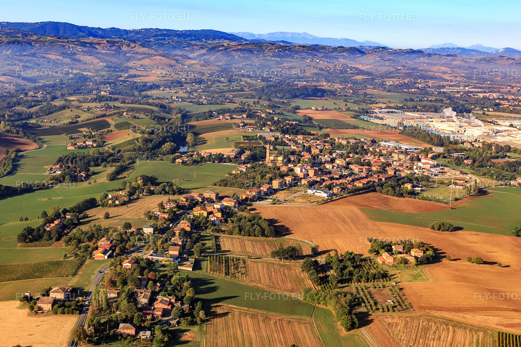 Vue aérienne: Vue de la ville depuis le nord-est à le quartier Solignano Nuovo in Castelvetro dans le département Modena, Italie – .Photo: IMG_134908.jpg prise le 20/09/2022 par Werner Riehm/FLY-FOTO.eu – Résolution de l'original: 5211 x 3474 px