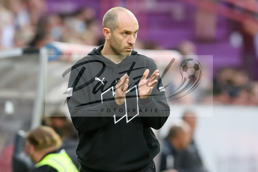OSNVKO2021090620210906_182 | Fussball, Herren: Trainer Daniel Scherning (VfL Osnabrueck) gestikuliert beim Spiel der 3. Liga zwischen VfL Osnabrueck und FC Viktoria Koeln im Stadion an der Bremer Bruecke am 06.09.2021 in Osnabrueck, Deutschland.DFB / DFL REGULATIONS PROHIBIT ANY USE OF PHOTOGRAPHS AS IMAGE SEQUENCES AND/OR QUASI-VIDEO. - Realisiert mit Pictrs.com